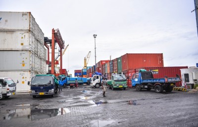 ކޮންޓެއިނާއެއް އަރިއަޅާލައި މީހަކު ޒަހަމްވެއްޖެ