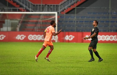 ކާޑެއްގެ މައްސަލަ ހޫނުވެ ގްރީންސްޓްރީޓްސް އާއި މާޒިޔާގެ މެޗު ހުއްޓާލައިފި