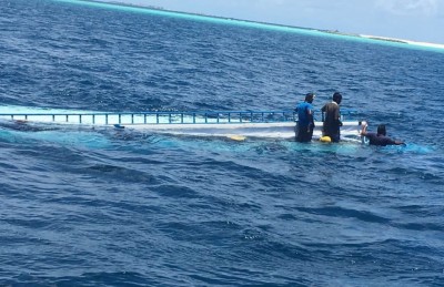 ތިން މީހުންނާ އެކު ދަތުރުކުރި ދޯންޏެއް ބަންޑުން ޖަހާލައިފި