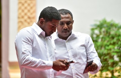 މަޖިލީހުގެ ރިޔާސަތުގެ މޭޒު ބަހައްޓަން އުސް ސްޓޭޖެއް!