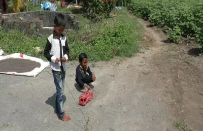 ލެޕަޑެއްގެ ކިބައިން ކުއްޖަކު ސަލާމަތްކުރީ ކުޑަ ކުއްޖެއް