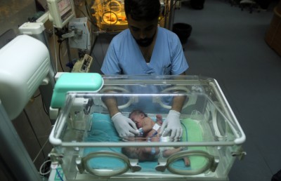 އެއް ހަށިގަނޑުން ގުޅިފައިވާ ގާޒާގެ ދެ ކުދިން ނުރައްކަލުގައި