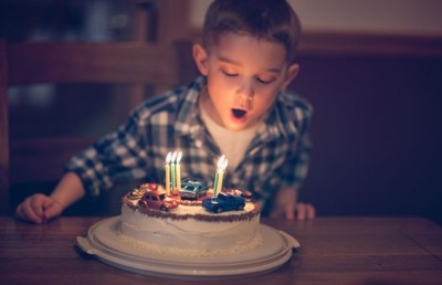 މަގުމަތިވި ކުއްޖަކަށް ފުލުހެއްގެ ނަމޫނާ ޚިދުމަތް