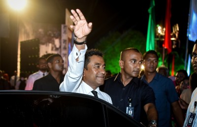 ސަރުކާރަށް ހަތަރެއް: "ބަހާރު މޫސުމެއް"