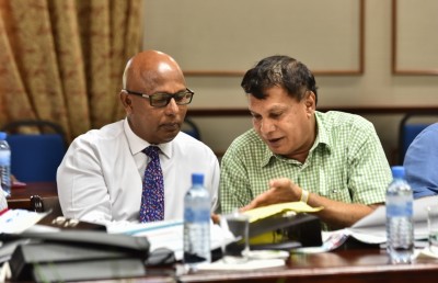 ބަޖެޓުގައި ޖަހާފައި ނެތަސް، އެއާޕޯޓުތައް އަޅާނަން: މުނައްވަރު