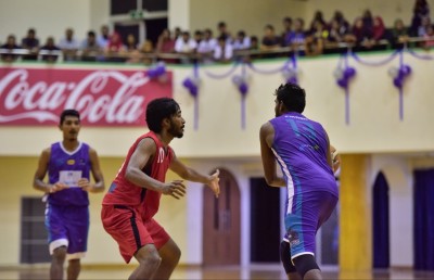 ކިންގްސް ހުއްޓުވައި ބާސްކެޓްގެ ގައުމީ ޗެމްޕިއަންކަން ޓީރެކްސް އަށް