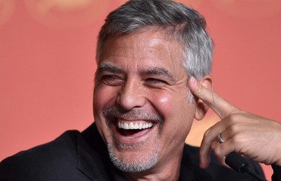 ޖޯޖް ކްލޫނީ ޓީވީ ސިލްސިލާއެއް ޑައިރެކްޓްކޮށް، ކުޅެނީ