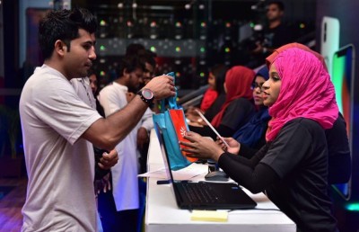 ކުލަގަދަ ހަފުލާއާއެކު ދިރާގުން އައިފޯނު 10 ވިއްކަން ފަށައިފި