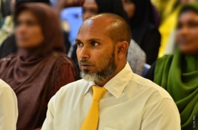 ތިނަދޫގައި ހުޅުޖެހި މައްސަލަ:
ކައުންސިލަރަކާއެކު 17 މީހަކު ހައްޔަރުކޮށްގެން ޝަރީއަތަށް ހާޒިރުކުރަން އަމުރު ނެރެފި