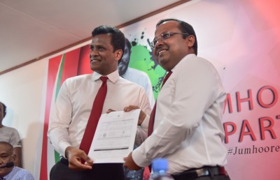 އުމަރު ޖޭޕީ އަށް ސޮއިކުރައްވައިފި