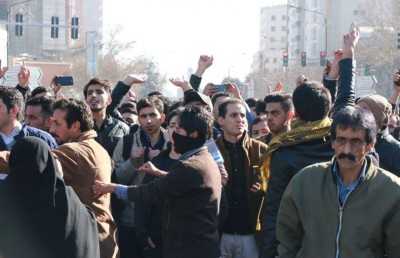 އީރާނުގެ ރޫހާނީ ލީޑަރާ ދެކޮޅު މުޒާހަރާތައް ފުޅާވަނީ