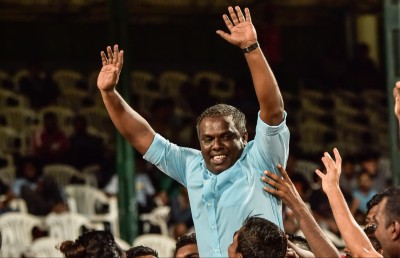 އީގަލްސްގެ ކޯޗަކަށް މޯހަން ހަމަޖައްސައިފި