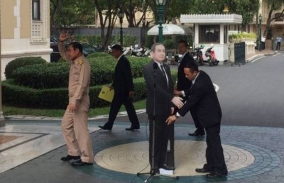 ނޫސްވެރިންގެ ސުވާލުތަކަށް ޖަވާބު ދޭން ބޮޑު ވަޒީރުގެ ފޮޓޯއެއް