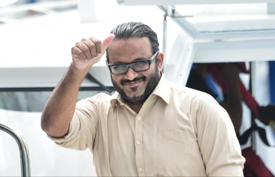 ފޯނެއް ގެންގުޅުއްވާ ކަމަށް ތުހުމަތުކޮށް އަދީބުގެ ގޮޅި ފާސްކޮށްފި