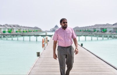 ފުލުހުންނާ އެކު ކަސްޓަމްސް އިން ގާސިމްގެ ރިސޯޓްތަކަށް އަރައި ފާސްކުރަނީ