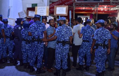 އިދިކޮޅު ފަރާތްތަކުން މާލޭގައި މުޒާހަރާ ކުރަނީ