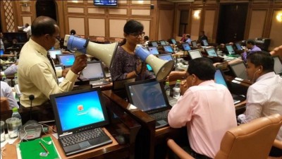 މަޖިލީހުގެ ތަޅުން ހޫނުވެ ޖަލްސާ މެދު ކަނޑާލައިފި