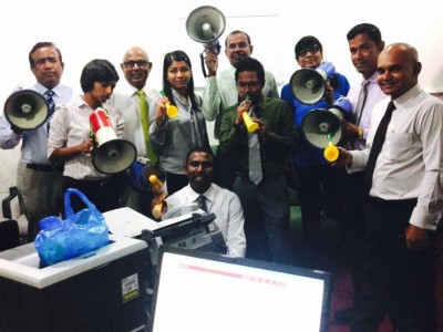 ކޯރަމް ހަމަވެގެން ޖަލްސާ ފެށުމާ އެކު ތާޅަފިލި ފުމެން ފަށައިފި