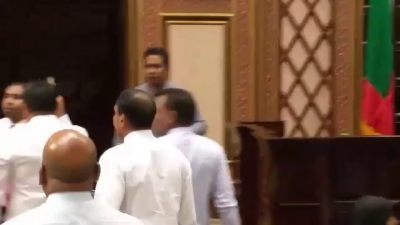 އެއް މެމްބަރަކު އަނެއް މެމްބަރަކު ގަޔަށް އަތްލައި ހަމަނުޖެހުންތަކެއް!
