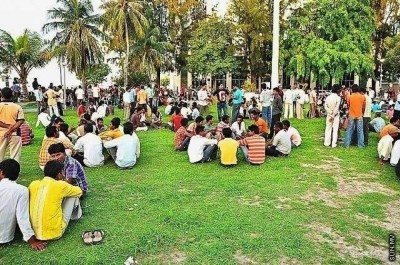 މުޒާހަރާކުރާ ބިދޭސީންގެ ވޯކްޕާމިޓް ހުއްދަ ބާތިލު ކުރަން ނިންމައިފި