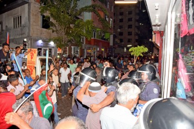 އަޑުގަދަކުރުން ހުއްޓުވަން އުޅުމުން މުޒާހަރާގެ ބައިވެރިންނާ ފުލުހުންނާ ދެމެދު ހަމަނުޖެހުން ހިނގައިފި