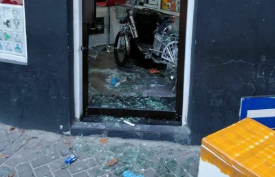 ފިހާރައެއް ފަޅާލައި ފޯނުތަކެއް ވަގަށް ނެގި ދެ މީހަކު ހައްޔަރުކޮށްފި