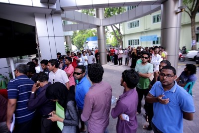 ސަބްސިޑީ ފޯމު ހުށަހެޅުމަށް ދިގު ކިއުތަކެއް
