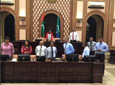 ރިޔާސަތާއި އިދާރީ މޭޒު ހިސޯރުކުރުމުން މަޖިލިސް މެދުކަނޑާލައިފި