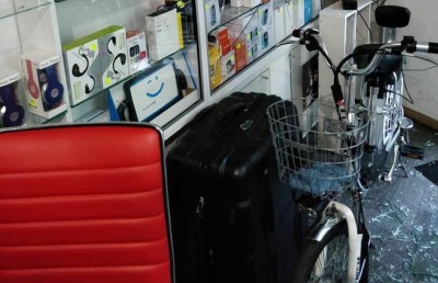 ފިހާރައެއް ފަޅާލައި ފޯނުތަކެއް ވަގަށް ނެގި ދެ މީހަކު ހައްޔަރުކޮށްފި