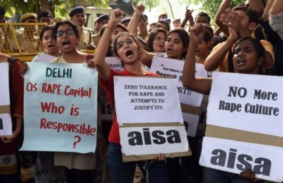 އިންޑިއާގައި އަށް މަހުގެ ކުއްޖަކު ރޭޕްކުރުމުން އެތައް ބަޔަކު ރަތަށް