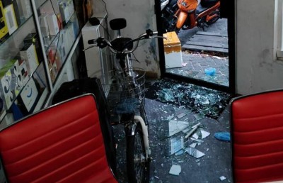 ފިހާރައެއް ފަޅާލައި ފޯނުތަކެއް ވަގަށް ނެގި ދެ މީހަކު ހައްޔަރުކޮށްފި