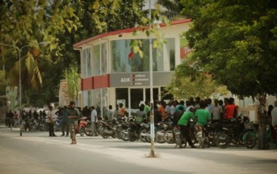 ކަރަންޓް ބިލު ބޮޑުވުމުން ކުޅުދުއްފުށީ ފިހާރަތަށް ބަންދުކޮށް މުޒާހަރާ ކުރަނީ