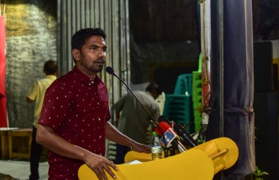 ރައީސަށް ވަގަށް ގޮވި ކަމަށް ބުނެ އެމްޑީޕީގެ އިސް ދެ ބޭފުޅަކު ފުލުހަށް ހާޒިރުވާން އަންގައިފި