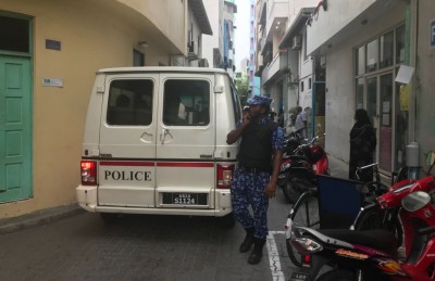 ރިޝްވަތުގެ ތުހުމަތުގައި ތިން ގެއެއް ފާސްކޮށް ތިން މީހަކު ހައްޔަރުކޮށްފި