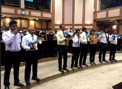 ދުންމާރީގެ އަޑުތަކާ އެކު މިއަދު ވެސް މަޖިލިސް ކުރިއަށް