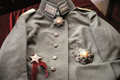 އުސްމާނީ ޚިލާފަތުގެ ސިފައިންގެ މީހަކު ގެންގުޅުނު ބައެއް ތަކެތި ނީލަން ކިޔަނީ