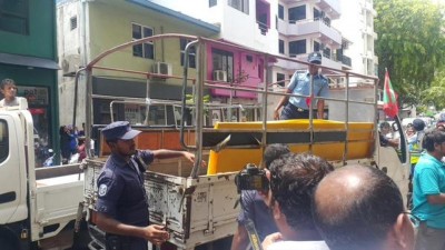 ޕެޓިޝަނުގައި ސޮއިކުރަން ބަހައްޓާފައި ހުރި މޭޒުތައް ފުލުހުން ނަގައިފި