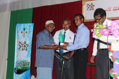 "ހޮޅުފަހި" ހާއްސަ އިނާމު ތައުލީމީ ދާއިރާއަށް 62 އަހަރު ހިދުމަތް ކޮށްދެއްވި ފަރާތަކަށް