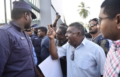 އަމުރު ތަންފީޒުކުރަން ގޮވާލައި މާފުށީ ޖަލު ކުރިމަތީ މުޒާހަރާކޮށްފި