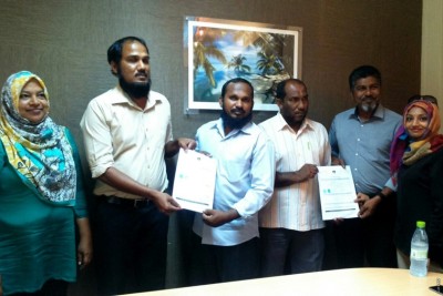 އޮމަދޫ ކައުންސިލްގެ ރައީސާއި ޒިންމާދާރުވެރިޔާ އެމްޑީއޭއަށް ސޮއިކޮށްފި