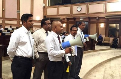 ދުންމާރި ވެއްދުން މަނާކޮށްފައި ވަނިކޮށް މަޖިލީސް ތަޅުމުގައި ދުންމާރު ގޮއްވައިފި