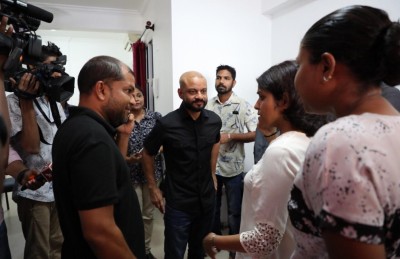 އަހަރެންގެ ދައްތަ ޔުމްނާ އަކީ ސުުޕަހީރޯއެއް: ފާރިސް