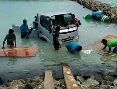 ބާރު ސްޕީޑްގައި ދުއްވާފައި ދިޔަ ޕިކަޕެއް ކޮންޓްރޯލުނުވެ، މޫދަށް ވެއްޓިއްޖެ