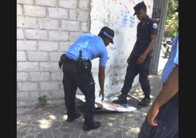 މާލެތެރޭގައި ހަރުކޮށްފައި ހުރި ޕޯސްޓަރުތަކެއް ފުލުހުން ނަގައިފި