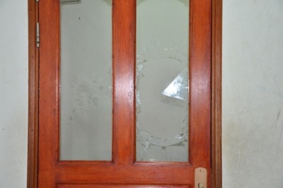 ޓެރަރިޒަމްގެ މައްސަލައެއްގައި ހާޒިރުކޮށްފައި ހުރި މީހަކު ކޯޓުގެ ދޮރުފަތުގެ ބިއްލޫރިގަނޑު ތަޅާލައިފި