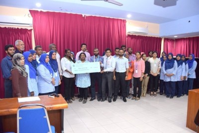 ނޭޕާލަށް އައިޖީއެމްއެޗް ގްރޫޕުން 10،000 ޑޮލަރު ހަދިޔާކޮށްފި