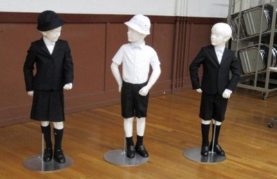 ޖަޕާންގެ ސްކޫލަކަށް އަރްމާނީ ބްރޭންޑްގެ ޔުނިފޯމް، ބައެއް ބެލެނިވެރިންގެ ބޮލުގެ ރިހުމަކަށް