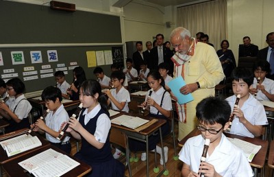 ޖަޕާންގެ ސްކޫލަކަށް އަރްމާނީ ބްރޭންޑްގެ ޔުނިފޯމް، ބައެއް ބެލެނިވެރިންގެ ބޮލުގެ ރިހުމަކަށް