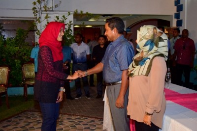 ނޭޕާލުގައި ކިޔަވަންތިބި ދަރިވަރުންނާ ރައީސް ޔާމީންގެ ދެކަނބަލުން ބައްދަލުކުރައްވައިފި