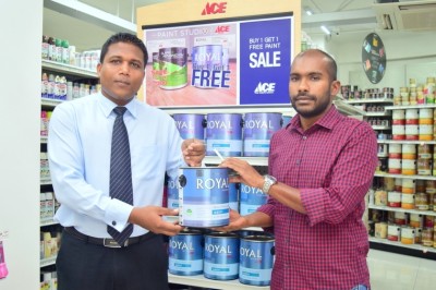 އޭސް ހާޑްވެއާ އިން ކުޑަކުދިންގެ ހިޔާއަށް 100 ލީޓަރުގެ ކުލަ ހަވާލު ކޮށްފި